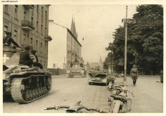 German tanks (in the foreground a Pz Kw III Ausf. D) rolling through a German city (East Prussia ??) ..................