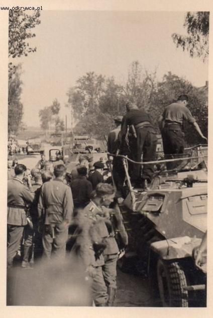 Evacuation of a Uffz of the 2. Kp seriously wounded. September 2; in the foreground a Sd Kfz 223 (Fu) ........................<br />Bergung eines schwerverletzten Uffz. der 2. Komp. 2.Sept.