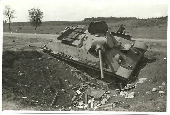A T-34 mod. 1941 rendered useless in around Wolkowysk, July 1941 ........................................ .....