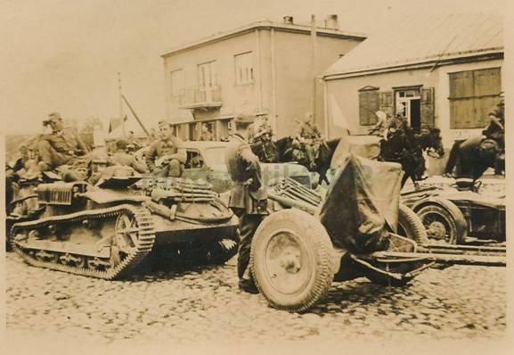 A German anti-tank unit during a stop on its way; within the column a Infanterie EU-Schlepper 630 (f) used to tow the gun of 3.7 cm Pak ...............................