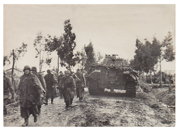 The spearhead of a panzer grenadier unit advancing forward along a route south of Aprilia; in the picture a Pz Kw V &quot;Panther&quot; Ausf. A (of the I. / PR 4) ........................