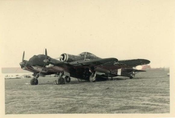 A Ju-88 and Savoia-Marchetti SM.79 Sparviero close together.....................