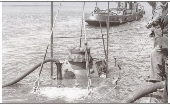 Diving tests, note the sealed cupola and the flexible air intake ................................. ..........