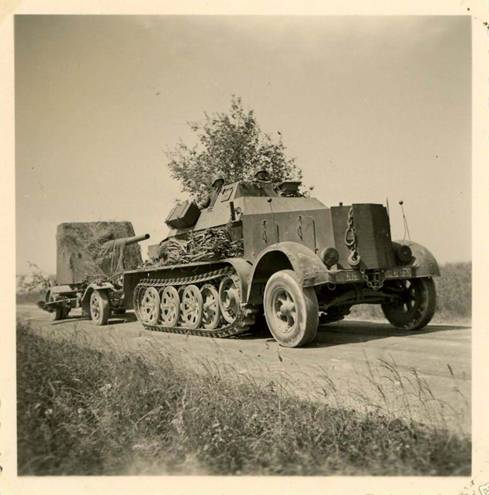 First version of Bunkerknacker, a Sd.Ah.201 Flak 18 auf towed by a Sd. Kfz. 7 ...........................................