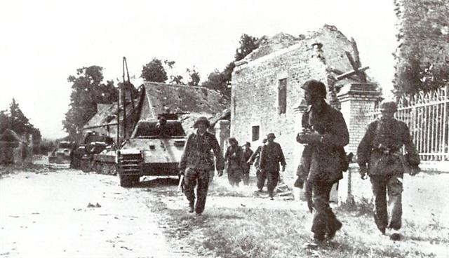panzer111SS grenadiers assembling in Fonteney-le-Pesnil.jpg