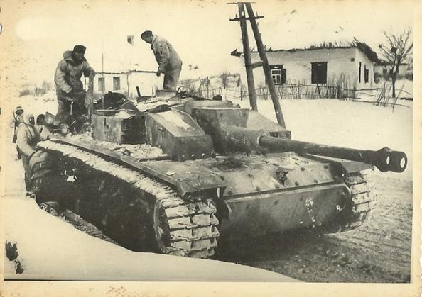 A StuG III Ausf. F / 8, this vehicle has got more and more an anti-tank role....................................<br />Http: //www.del campe.net/page/item/id.353763009,var,Sturmgeschutz-III--Canon-dassaut-chasseur-de-chars--StuG-III-Ausf-F8,language,E.html