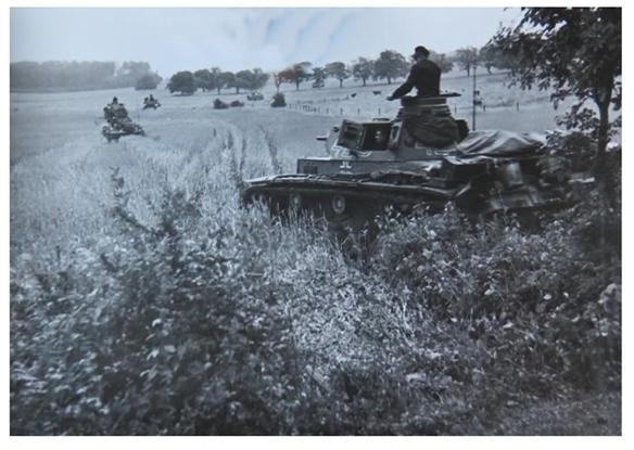 Advance towards Chateau-Tierry in June 1940; In the foreground a Pz Kw III ..................................