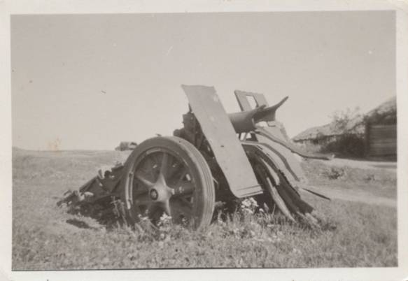 A 15 cm sIG 33 with its barrel destroyed (premature explosion, destroyed by its servants ??).............