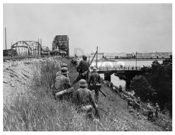 German soldiers on the bank of the Dvina in the sector of the railway bridge ............................................