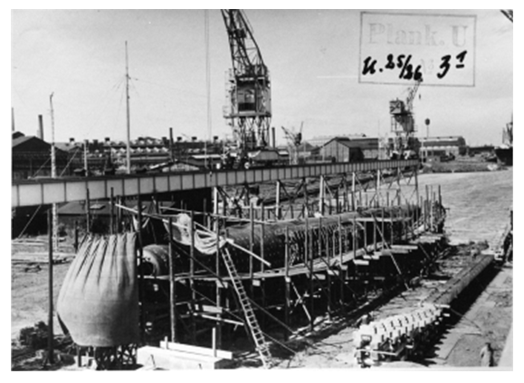 The U 25, whose keel was laid down on June 28, 1935; to the right the keel of the U 26 would be laid down on August 1, 1935 ....................................................